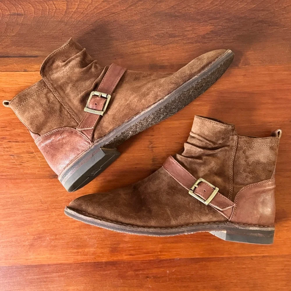 Trask Naomi suede brown leather ankle boots, buckles, & vibram soles sz 9.5
